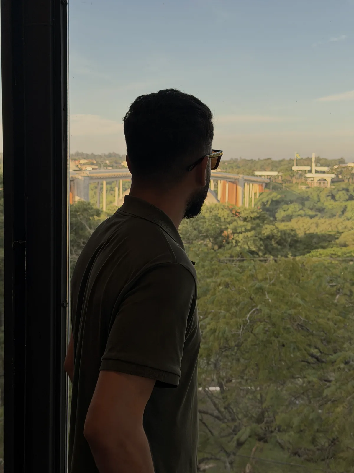 Manoel Netto observando a fronteira Brasil-Paraguai